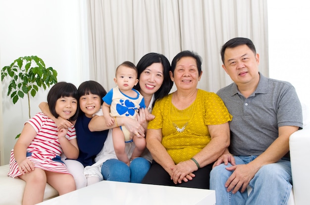 Bella famiglia asiatica da 3 generazioni