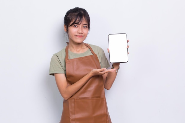 Bella cameriera barista asiatica che dimostra telefono cellulare su sfondo bianco