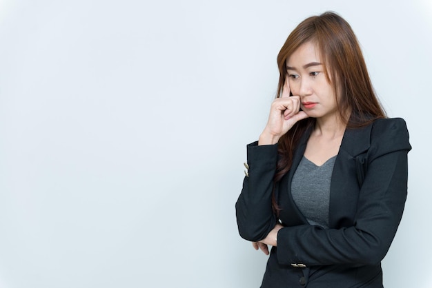 Красивая азиатская деловая женщина думает что-то на белом фоне