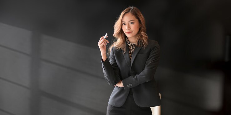 Photo 自信を持って探している美しいアジア女性実業家