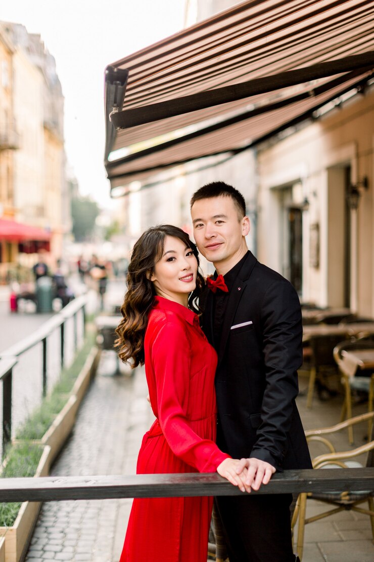 Photo 美しいアジアのカップルが手を繋いでいると旧市街のカフェでキス