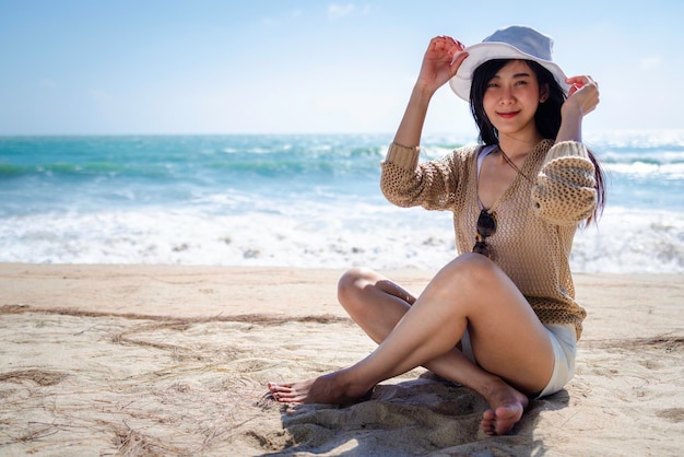 Foto la bella femmina asiatica si rilassa sulla spiaggia