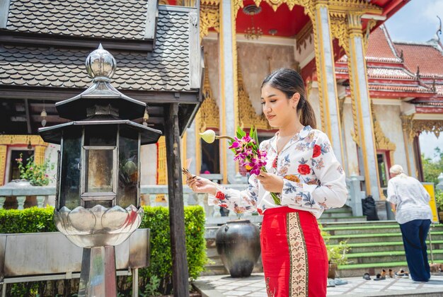 伝統的な衣装に身を包んだ大きな仏教寺院の美しいアジアの女の子
