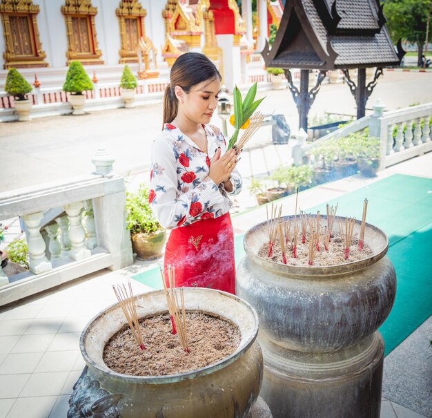 伝統的な衣装に身を包んだ大きな仏教寺院の美しいアジアの女の子