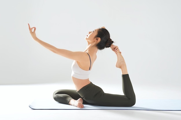 Photo beautiful asian girl practicing yoga