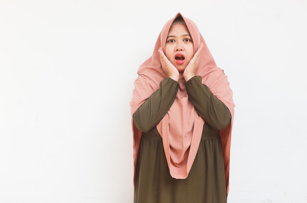 아름 다운 아시아 hijab 여자 흰색 배경에 고립 된 카메라를 보고 놀 랐 다