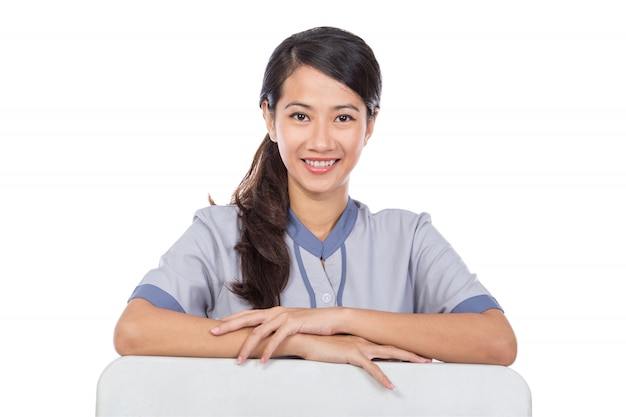 Bella cameriera asiatica in uniforme con bordo bianco