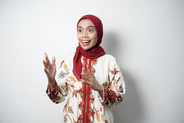 Foto bella donna musulmana asiatica che indossa un moderno batik indonesiano isolato su uno sfondo bianco