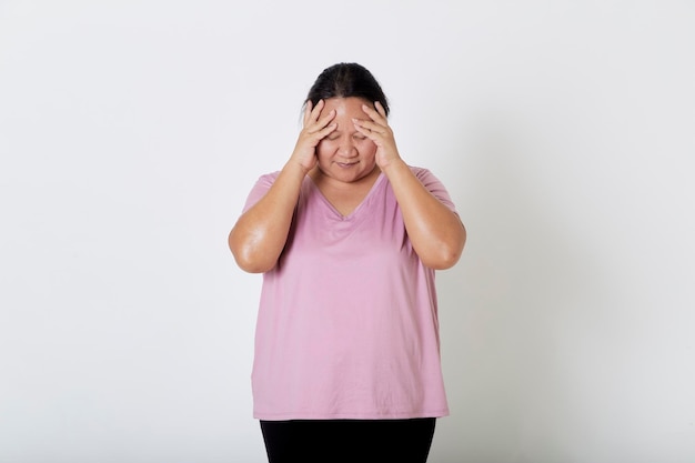 Photo beautiful asian plussize woman smiles with positive emotion feeling happy and proud of her body over