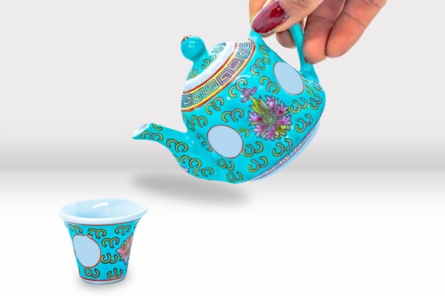 Foto bellissimo set di teiere e tazze asiatiche con motivi floreali mocku