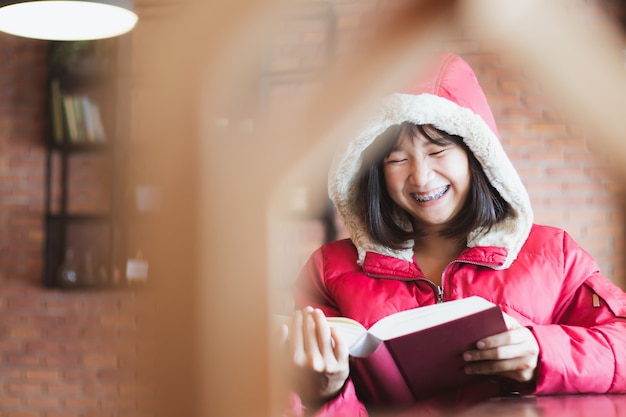 красивая азиатская девушка читает книгу