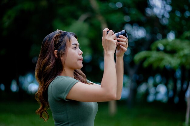 美しいアジア人観光客と彼女の個人的なカメラ 女性写真家 サラウンドミレレス