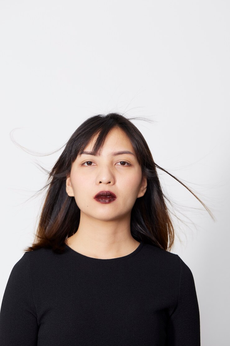 Photo 검은 드레스에 아름 다운 아시아 여자