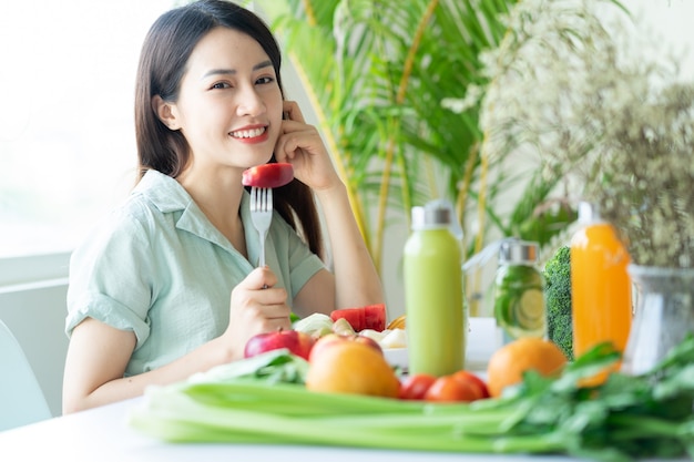 식물성 식사를 즐기는 아름다운 아시아 여성