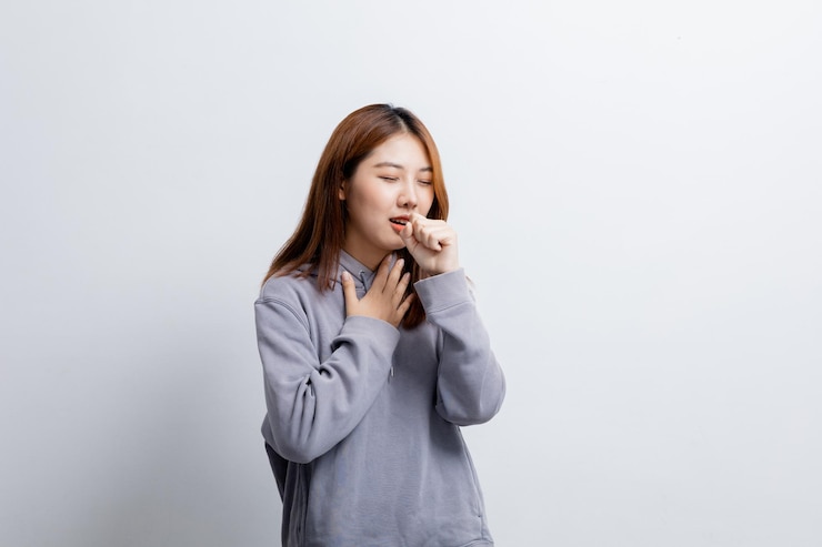 Photo 흰색 배경 복사 공간에 격리된 광고 및 간판에 사용되는 격리된 배경 초상화 개념에서 광고 편집을 위해 몸짓을 하는 아름다운 아시아 여성