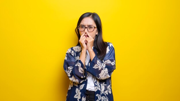 Photo a beautiful asian woman in glasses smells bad