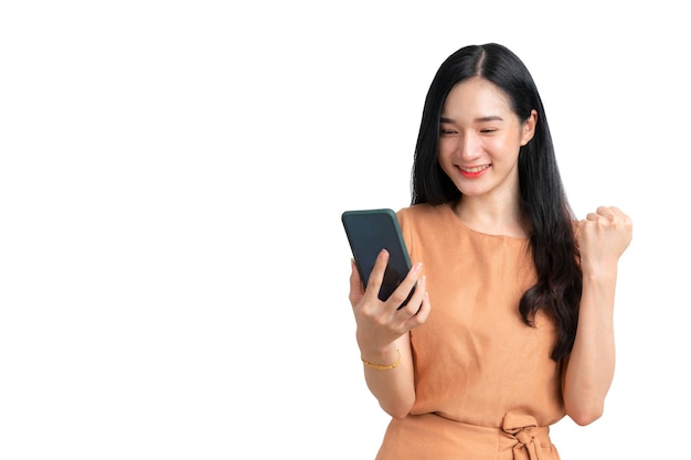 Bella donna asiatica che tiene smartphone per affari online affari di successo