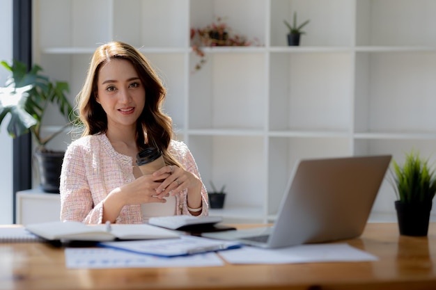 La bella donna asiatica è una donna d'affari che guida una nuova generazione di startup una donna che gestisce e gestisce un piano aziendale per creare fiducia e stabilità nel concetto di business guidato dalle donne