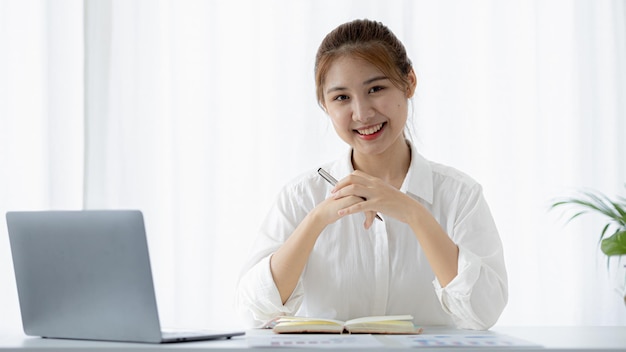 Beautiful Asian woman is a businesswoman who leads a new generation of startups a woman who runs and manages a business plan to build confidence and stability in business womanled business concept