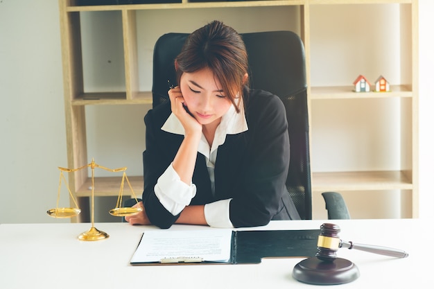 아름 다운 아시아 여자 변호사 작업 및 망치 앞에서