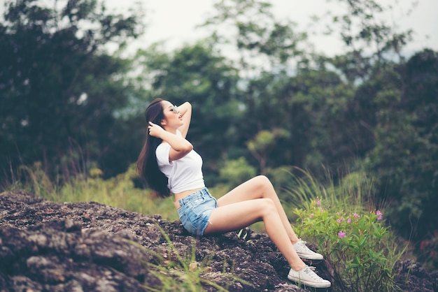 Bella donna asiatica nel parco, scena della natura