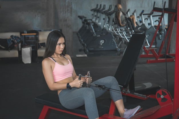 La bella donna asiatica gioca a fitness in palestra la ragazza della thailandia ha un corpo snello tempo per l'esercizio la gente ama la salute
