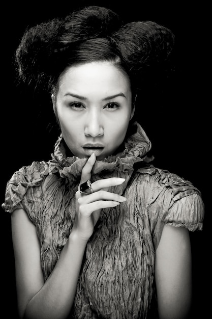 스튜디오에서 아름 다운 아시아 여자 포즈