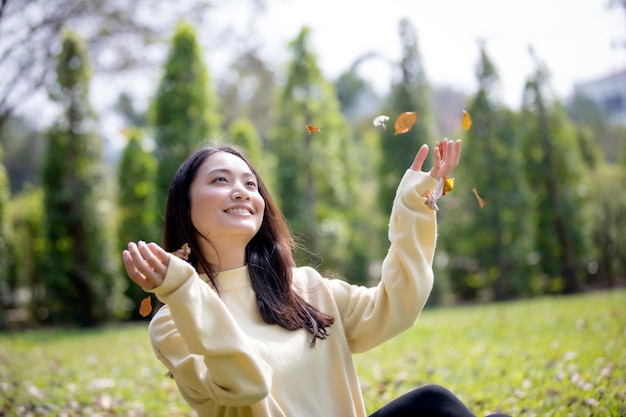 Bella donna asiatica sorridente ragazza felice e indossando abiti caldi inverno e autunno ritratto a outd