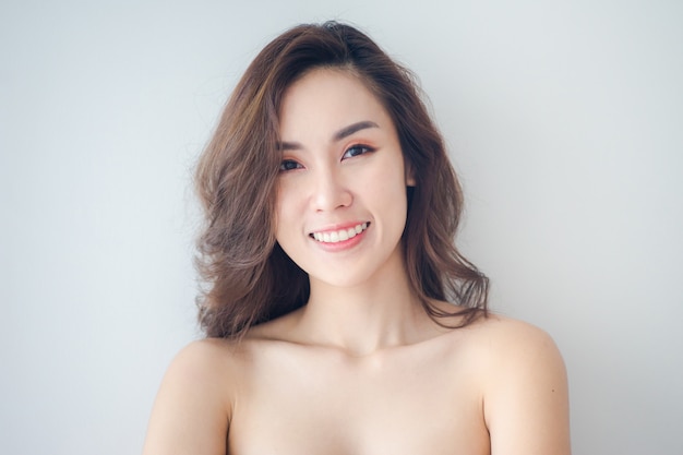 Красивая азиатская женщина улыбается