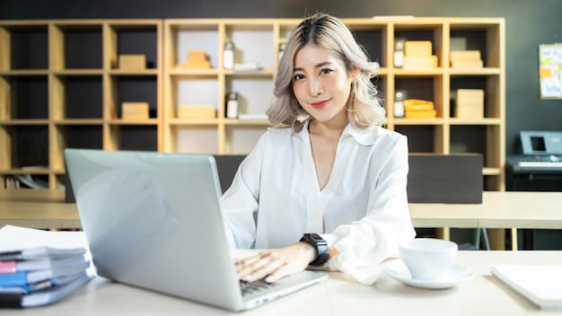 아름다운 아시아 여성 성공적인 스타트업 중소기업은 홈오피스에서 컴퓨터 노트북 작업을 하고 있습니다.
