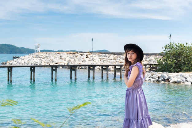 Photo beautiful asian woman on tropical beach