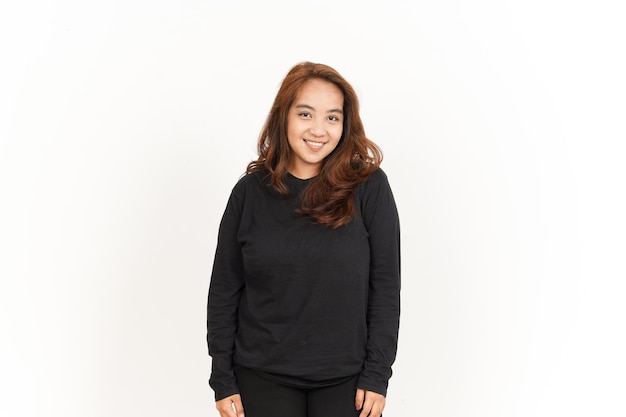 Bella donna asiatica che indossa una camicia nera isolata su sfondo bianco
