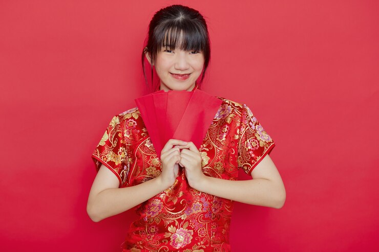 Photo beautiful asian woman wearing a traditional dress