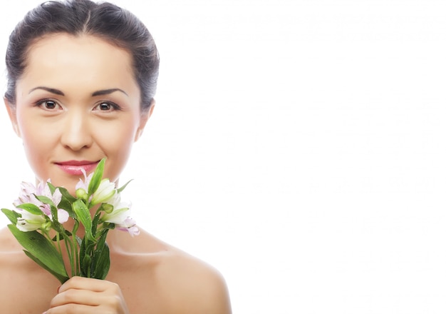 ピンクの花と美しいアジアの女性