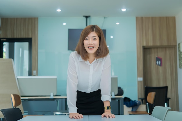 사무실에서 일하는 아름다운 아시아 여성태국 사람들회사에서 일하는 여성