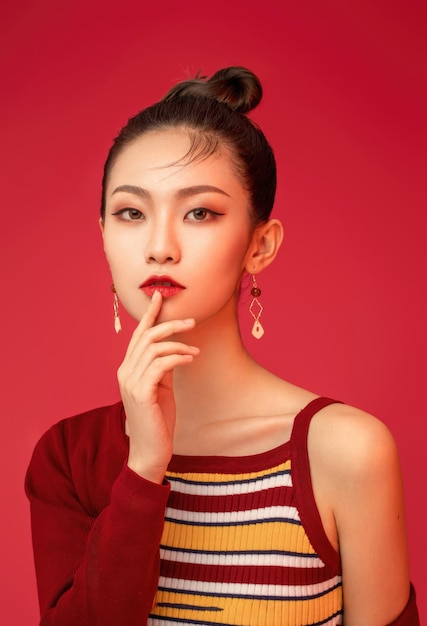 아름다운 아시아 여성 자연스러운 얼굴 트리트먼트 및 여성의 얼굴 특징