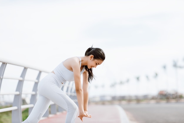 Belle donne asiatiche in abbigliamento sportivo warm-up corpo per pronto esercizio all'aperto. concetto di donne sane. allenamento in esecuzione.