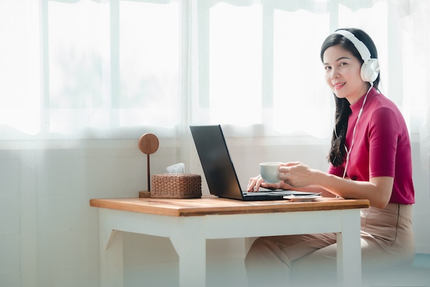 Belle donne asiatiche che lavorano online a casa. fa le vendite online indipendenti, si diverte a lavorare a casa