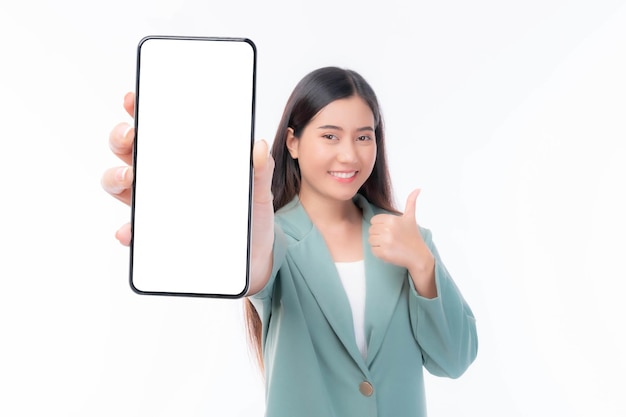 Foto bella giovane donna asiatica ragazza sorpresa eccitata che mostra lo smartphone con lo schermo bianco dello schermo vuoto per la pubblicità dell'app mobile isolata sul display dello smartphone dello sfondo bianco mock up image