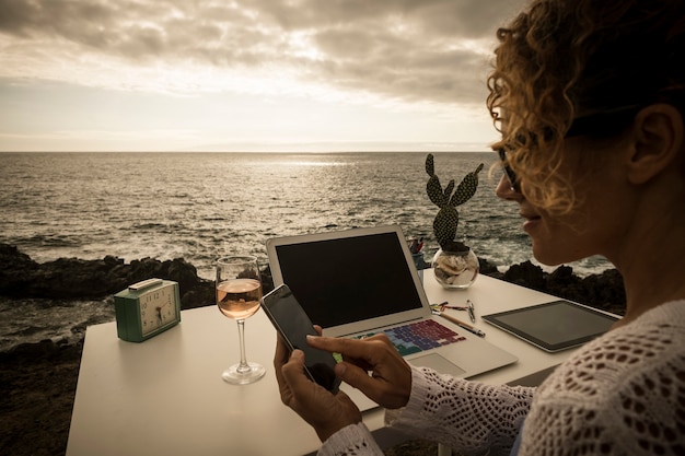 Foto bella signora professionista assistente al lavoro nell'ufficio del concetto di libertà alternativa di fronte all'oceano