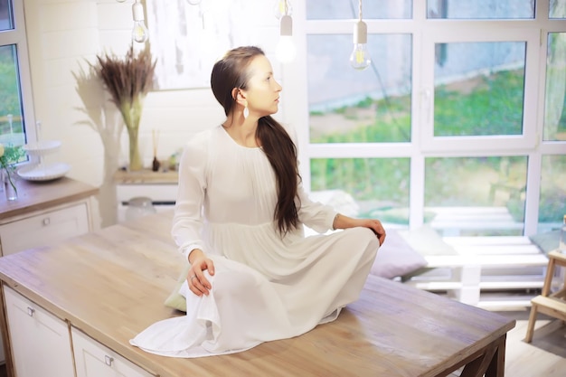 La bella ragazza atletica che fa gli esercizi di yoga gode della meditazione a casa. nessuno stress, sana abitudine, concetto di sollievo dall'ansia. posa del loto.