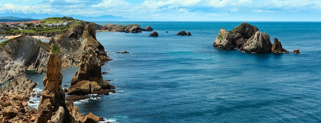 Красивый пейзаж береговой линии Атлантического океана около пляжа Арния (Биская, Кантабрия, Испания). Два кадра сшивают панораму.