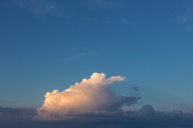 夕焼けの夕方の美しい大気の劇的な雲