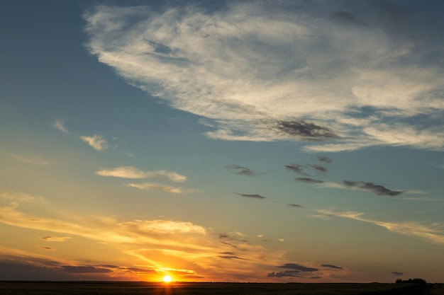 夕焼けの夕方の美しい大気の劇的な雲