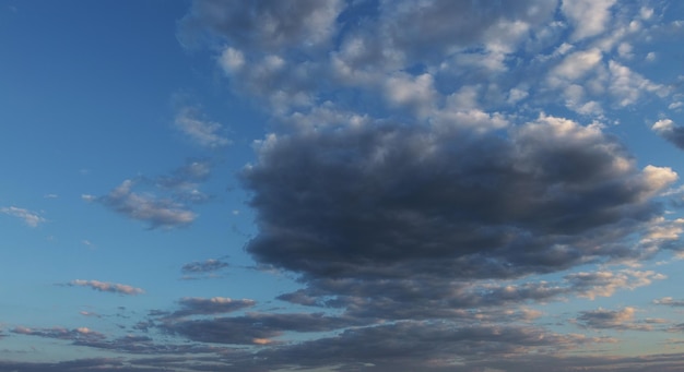 夕焼けの夕方の美しい大気の劇的な雲