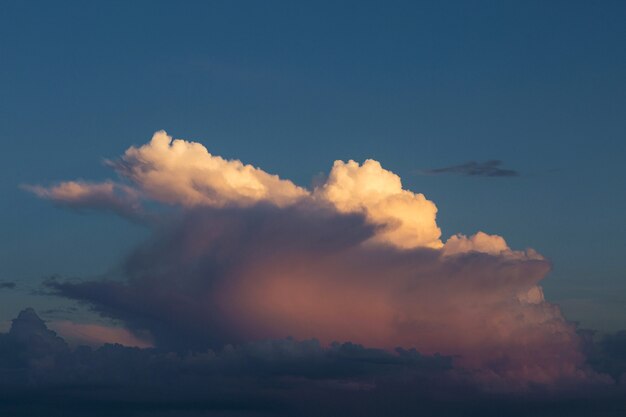 Photo beautiful atmospheric dramatic clouds in the evening at sunset.