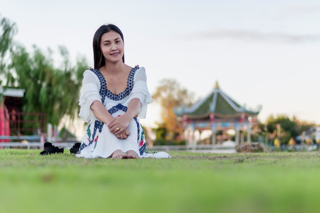 Foto bella ragazza attraente nel parco