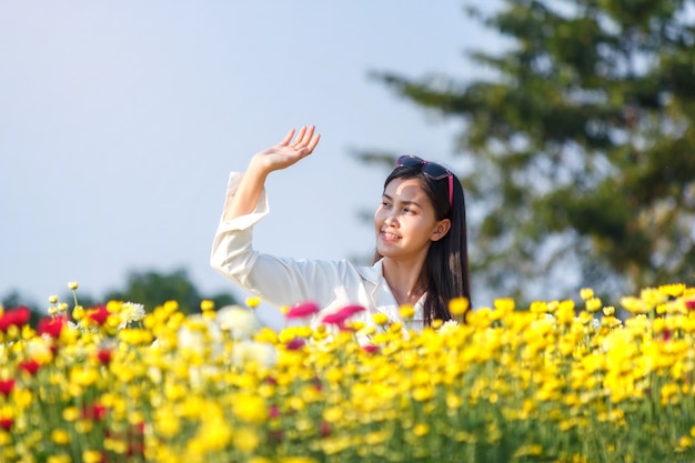 사진 공원에서 화려한 꽃과 함께 아름 다운 매력적인 여자