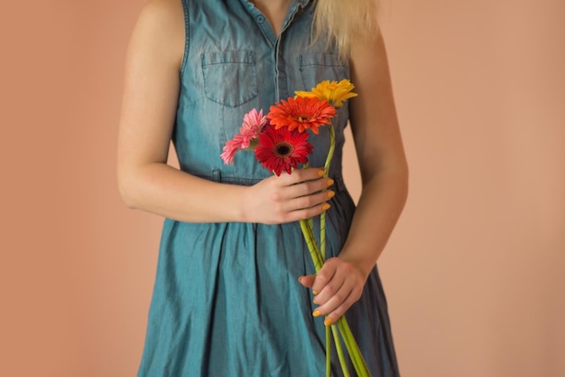 Beautiful attractive lady standing with bouguet of chamomile Beautiful romantic woman holding chamomile bouquet