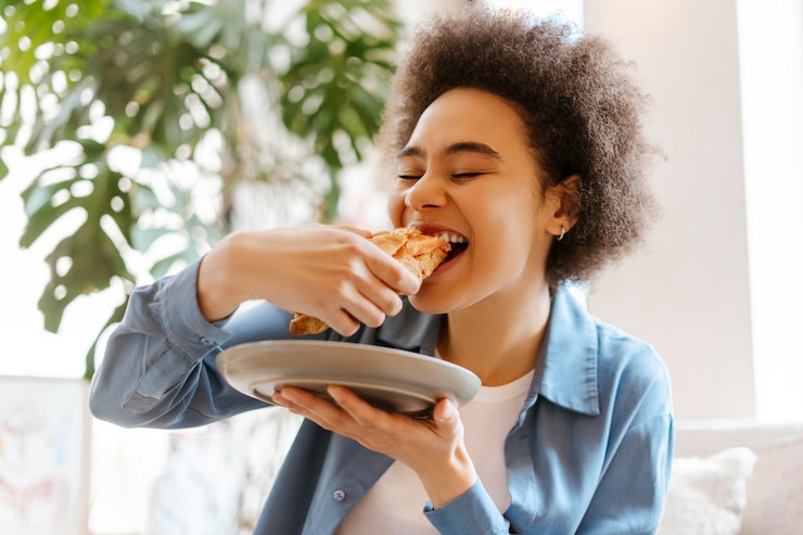 Photo beautiful authentic african american young woman eating fresh croissant eyes closed enjoying
